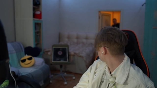 к дрейку пришли соседи смотреть онлайн