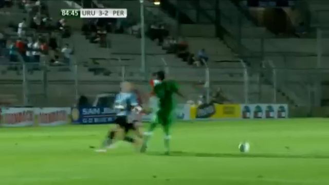 Нереальное мастерство вратаря, дважды спасшего свою команду смотреть онлайн