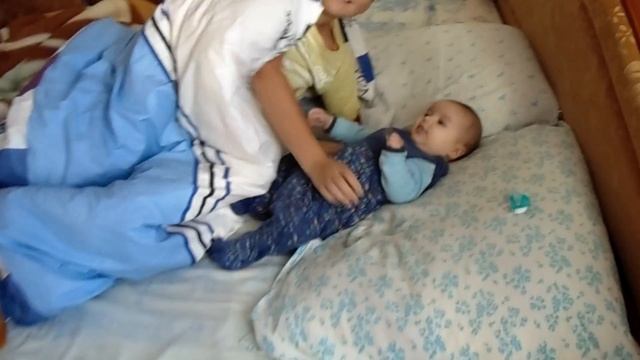Испуг у младенца. Правильная реакция на испуг.