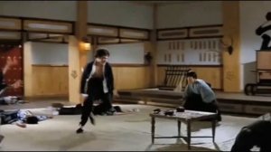 Брюс Ли в прыжке