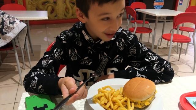 КАК Давид НАУЧИЛ Артура КУШАТЬ Полезную Еду! Идем в РЕСТОРАН ! Для Детей For Kids Children