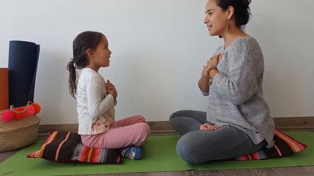 Mangala Charan Mantra para niños y niñas - Yogakiddy смотреть онлайн