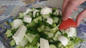 Салат на любой праздник /Листья салата, помидор ?, огурец, брынза и вкусный ?