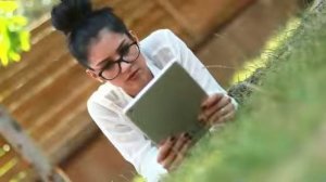 Девушка с планшетом (Клип)