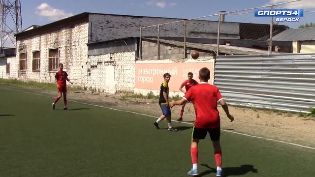9 тур чемпионата Бердска по футболу. СШ "Бердск" - "Академ" смотреть онлайн