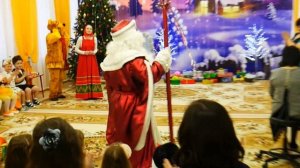 Новогодний спектакль в Детском садике Дима смешной снеговик Детские песни, игры и танцы