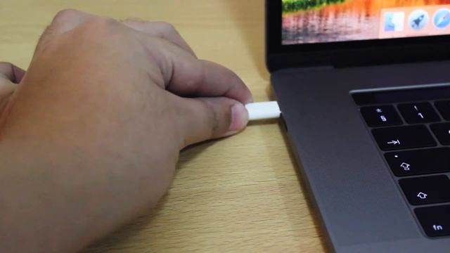 MacBook Pro with touch bar | Unboxing & first impression смотреть онлайн