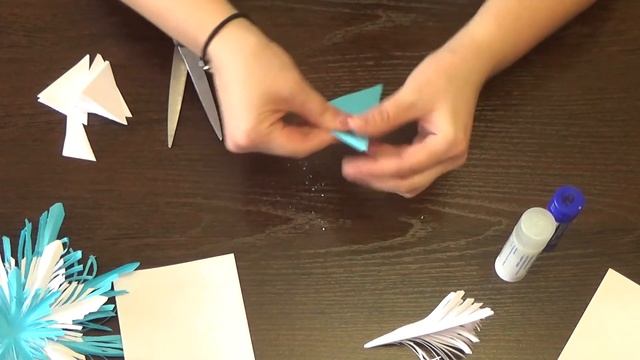 #снежинкаизбумаги Мастер класс своими руками. Снежинка пушинка из бумаги. Новогодние украшения.