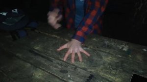 Игра ножом между пальцев