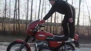 Бесстрашный гонцик на мотоцикле ЯВА