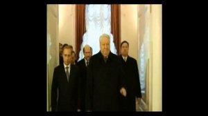 Ельцин идет по коридору с друзьями