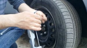Установка колпаков на колеса хомутами скрытно. Hidden fastening of automobile caps with clamps