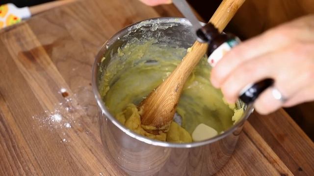 A soufflé...INSIDE A CRÊPE. Julia Child killed me with this recipe! смотреть онлайн