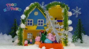 Игрушки украшают новогоднюю елку. Папа застрял в снегу