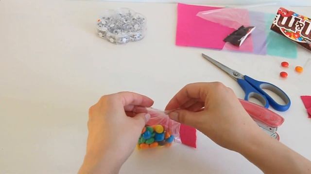 Как сделать Поделку своими руками. Рыбка-подарок с конфетами M&Ms. Сладкий подарок для детей. смотреть онлайн