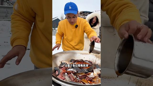 冰天雪地给村里父老乡亲们做20斤黄金鲅贴饼子，满满一大锅#乡村美食#铁锅炖嘎嘎香