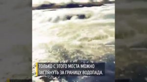 Природный бассейн на краю водопада Виктория в Африке