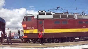 Смена электровозов ЧС2-874 на ЧС4Т-404 на станции Балезино