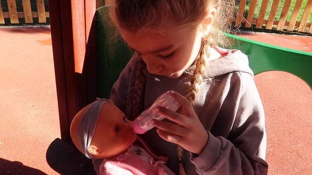 JUGANDO en el PARQUE con su bebé смотреть онлайн