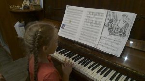 моя сестра играет на пионино