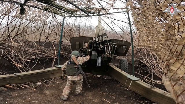 Расчет гаубицы «Мста-Б» 1-го армейского корпуса уничтожил укрытие украинских националистов.