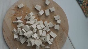 Жареный сыр тофу с овощами