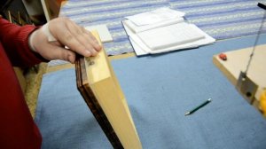 Оформление объемных предметов в багет / Багетная мастерская собирает раму-короб / оформления слепко