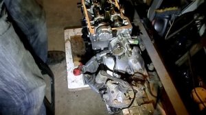 115 . Устанавливаем  датчик положения коленвала двигателя  Джили МК ( копия  двгателя TOYOT A4-FE )