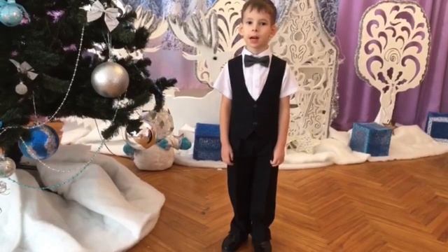 Стихотворение «Новый год», исполняет Данил Кружков, 5 лет. смотреть онлайн