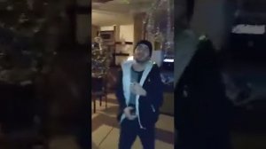 Парень танцует в кафе