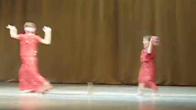 За водой в сари (индийский танец)