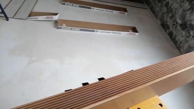 Ускоренная обработка замка ламината акриловым лаком для сауны
