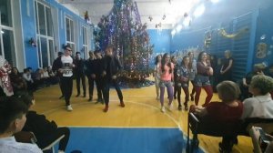 Флешмоб в стиле 90-х от 9 класса