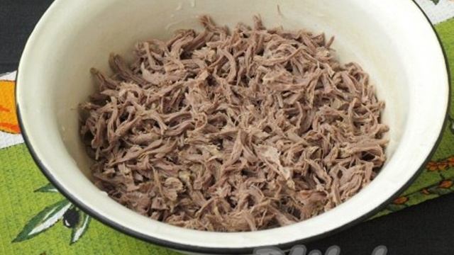 Салат с говядиной и маринованным луком