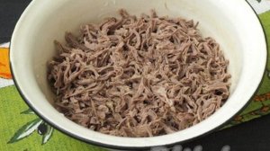 Салат с говядиной и маринованным луком
