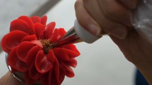 Мастер тортов делает удивительный цветочный торт