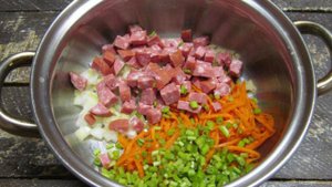 Фасолевый суп с колбасой и щавелем