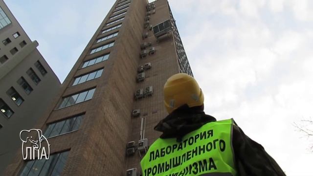 Подъём драйкулеров на крышу бизнес-центра "Садко" смотреть онлайн