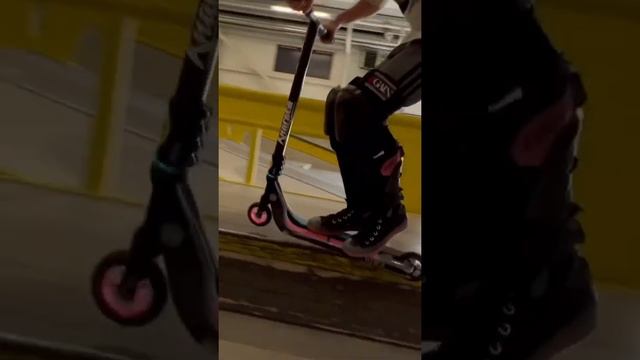 САМЫЙ ЛЁГКИЙ САМОКАТ ?? СКОЛЬКО ПРОЖИВЁТ В СТРИТУ? ?? #трюкинасамокате #scootering