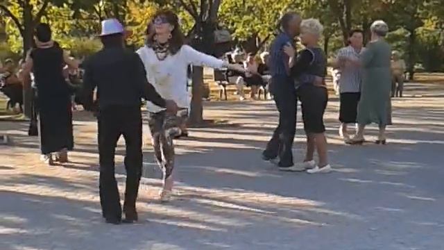 Дискотека в парке Гагарина! смотреть онлайн