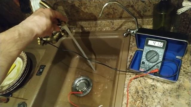 электрическое напряжение в водопроводном кране