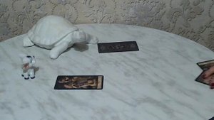 Почему он закрывается, избегает меня? Почему он не звонит, не пишет? Расклад таро.