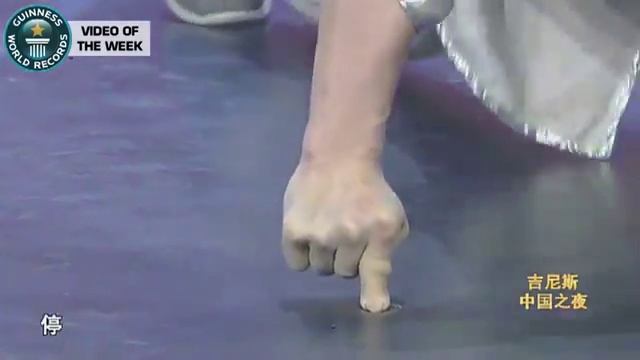 Отжимание на одном пальце 一根手指俯卧撑 смотреть онлайн