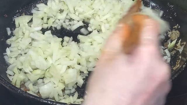 Это блюдо хорошо как самостоятельное так и с гарниром. Тушеная рыба с овощами