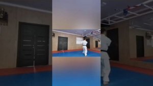 9(кю) - оранжевый пояс с синей полоской