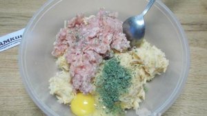 Картофельные драники с куриным фаршем на сковороде