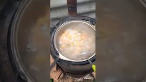 Уха из головы сазана в казане на костре