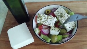 Как приготовить греческий салат на самом деле