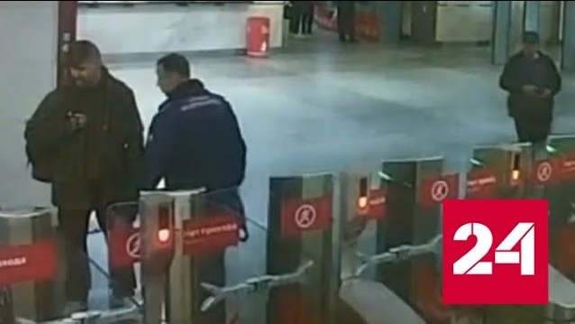 Камера запечатлела дерзкую выходку пассажира московского метро - Россия 24 