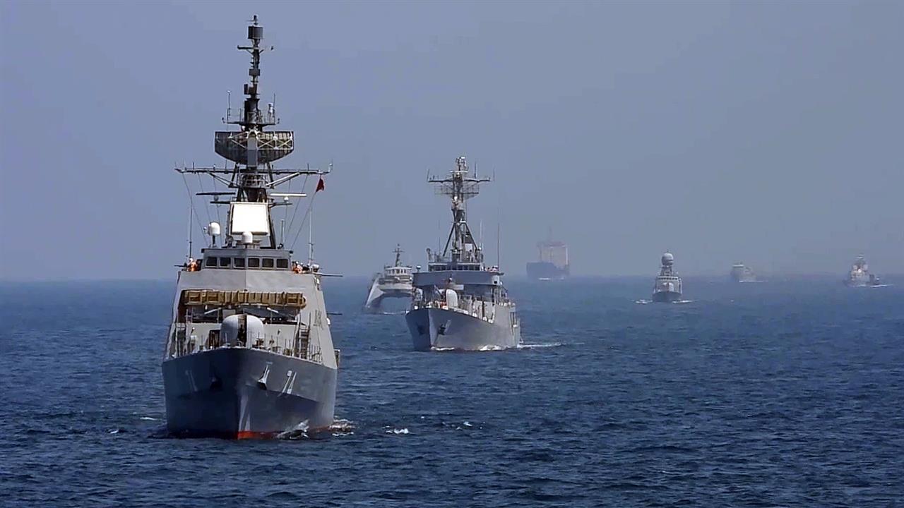 Судно в море